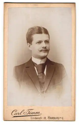 Fotografie Carl Timm, Harburg a / E., Portrait junger Mann im Anzug mit Krawatte und Zwirbelbart