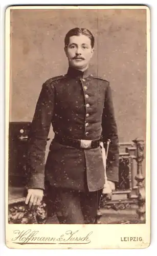 Fotografie Hoffmann & Jursch, Leipzig, Portrait Soldat in Uniform mit Schnurrbart