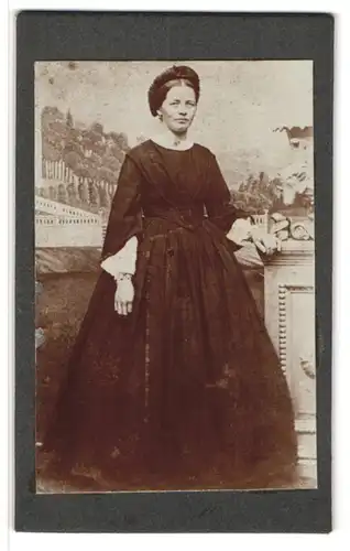 Fotografie unbekannter Fotograf und Ort, Portrait bürgerliche Dame im schwarzen Kleid mit Haube