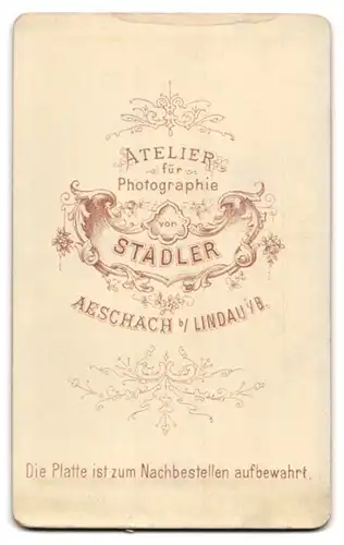 Fotografie Stadler, Aeschach, Portrait junger Herr im Anzug mit Fliege und Zwirbelbart