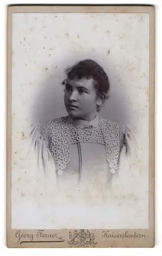 Fotografie Georg Ferner, Kaiserslautern, Portrait junge Dame im hübschen Kleid mit Kragenbrosche