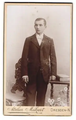 Fotografie Otto Wendt, Dresden-N, Portrait junger Mann im Anzug mit Fliege