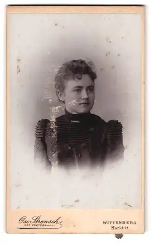 Fotografie Oscar Strensch, Wittenberg, Portrait junge Dame im schwarzen Kleid mit Kragenbrosche