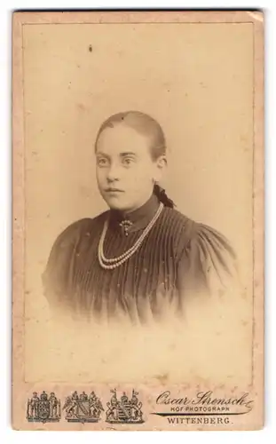Fotografie Oscar Strensch, Wittenberg, Portrait junge Dame mit Kragenbrosche und Halskette