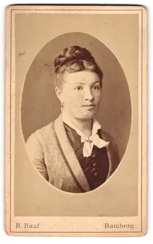 Fotografie B. Haaf, Bamberg, Brustportrait junge Dame mit hochgestecktem Haar
