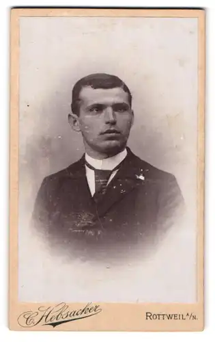 Fotografie Carl Hebsacker, Rottweil a / N., Portrait junger Mann im Anzug mit Krawatte