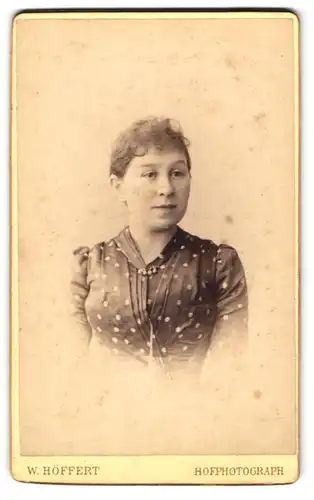 Fotografie W. Höffert, Dresden, Portrait junge Dame im gepunkteten Kleid