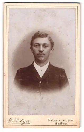 Fotografie E. Röttger, Recklinghausen, Portrait junger Herr in modischer Kleidung