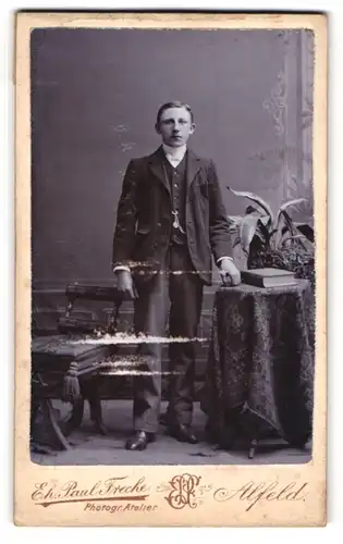 Fotografie Eh. Paul Freche, Alfeld, Portrait junger Mann im Anzug mit Fliege