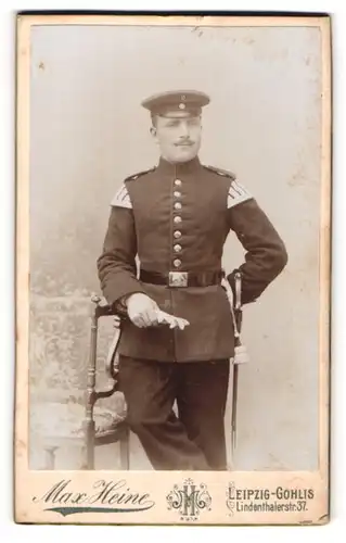 Fotografie Max Heine, Leipzig-Gohlis, Portrait Soldat in Uniform mit Schirmmütze und Handschuhen