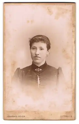 Fotografie Johannes Beyer, Zittau i / S., Portrait junge Dame mit zurückgebundenem Haar