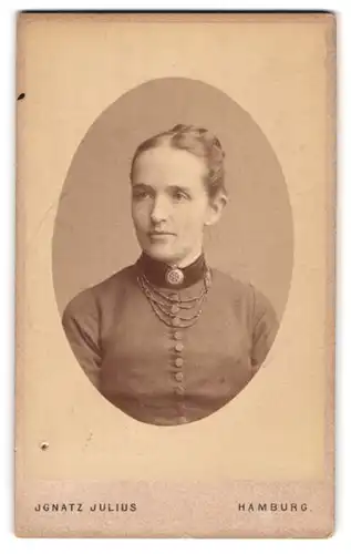 Fotografie Ignatz Julius, Hamburg, Brustportrait junge Dame mit Kragenbrosche und Halskette