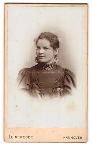 Fotografie Leineweber, Hannover, Portrait junge Dame mit zurückgebundenem Haar