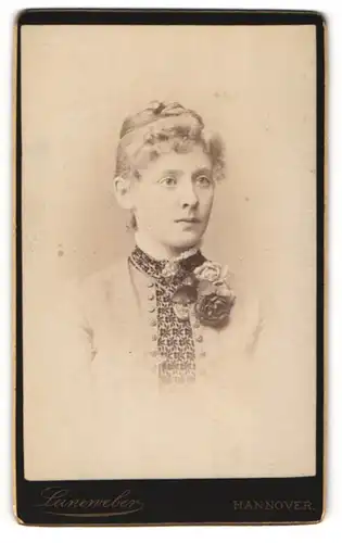 Fotografie G. W. Leineweber, Hannover, Portrait junge Dame mit Kragenbrosche und Ansteckblume