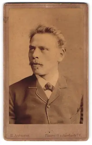 Fotografie Heinrich Axtmann, Plauen i / Voigtl., Portrait modisch gekleideter Herr mit Fliege und Schnurrbart