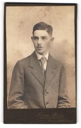 Fotografie Herm. Paar, Völklingen / Saar, Portrait junger Mann im Anzug mit Krawatte