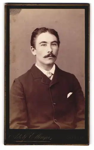Fotografie Adolf Ellinger, Oberrad, Portrait junger Mann im Anzug mit Krawatte und Schnurrbart