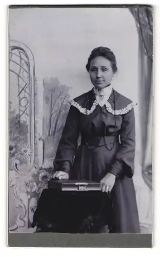 Fotografie unbekannter Fotograf und Ort, Portrait bürgerliche Dame mit Buch an Tisch gelehnt