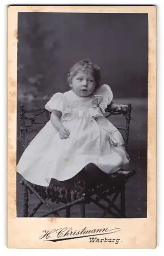 Fotografie H. Christmann, Warburg, Portrait niedliches Kleinkind im weissen Kleid
