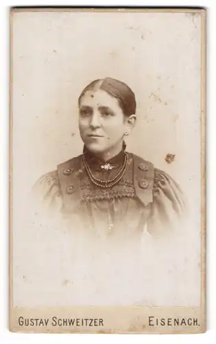 Fotografie Gustav Schweitzer, Eisenach, Portrait junge Dame mit zurückgebundenem Haar