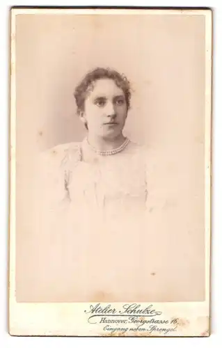 Fotografie E. W. Schulze, Hannover, Portrait junge Dame mit zurückgebundenem Haar