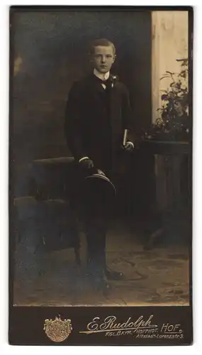 Fotografie Ernst Rudolph, Hof i. B., Portrait junger Mann im Anzug mit Schirmmütze und Buch