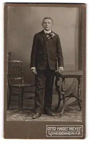 Fotografie Otto Hagenmeyer, Heidenheim a / Brenz, Portrait junger Mann im Anzug mit Fliege und Ansteckblume