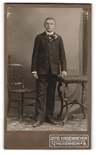 Fotografie Otto Hagenmeyer, Heidenheim a / Brenz, Portrait junger Mann im Anzug mit Fliege und Ansteckblumen