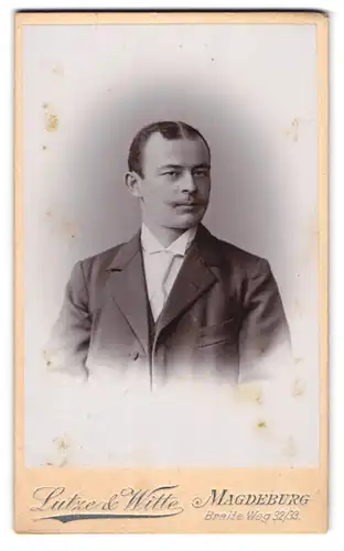 Fotografie Lutze & Witte, Magdeburg, Portrait junger Mann im Anzug mit Krawatte