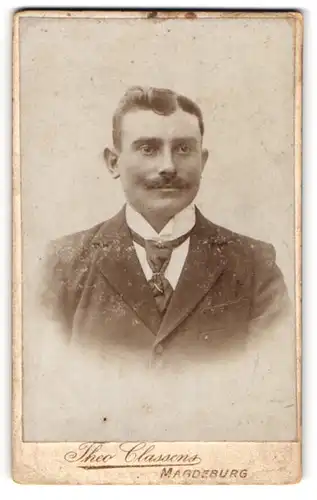 Fotografie Theo Classen, Magdeburg, Portrait junger Herr im Anzug mit Krawatte und Schnurrbart