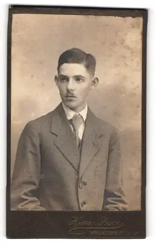 Fotografie Herm. Paar, Völklingen / Saar, Portrait junger Mann im Anzug mit Krawatte