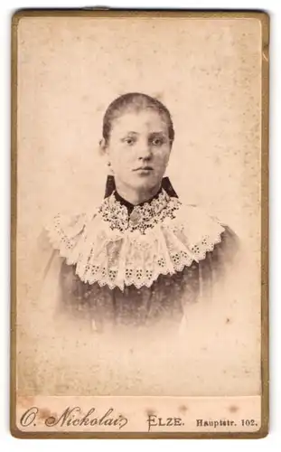Fotografie O. Nickolai, Elze, Portrait junge Dame mit zurückgebundenem Haar
