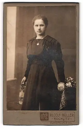 Fotografie Rudof Müller, Rochlitz, Portrait junge Dame im schwarzen Kleid mit Medaillon