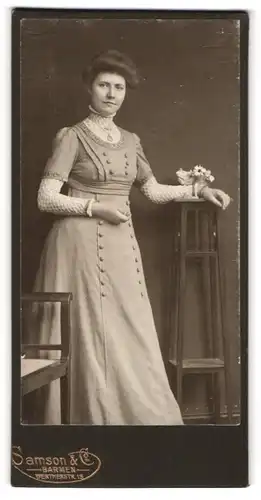 Fotografie Samson & Co., Barmen, Portrait junge Dame im modischen Kleid mit Medaillon
