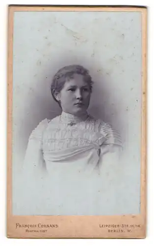 Fotografie Francois Cornand, Berlin-W, Portrait junge Dame im weissen Kleid mit Kragenbrosche