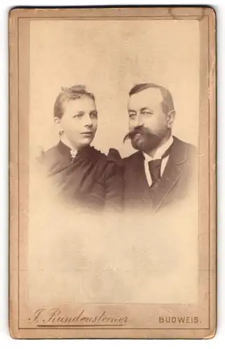 Fotografie J. Rundensteiner, Budweis, Portrait bürgerliches Paar in hübscher Kleidung
