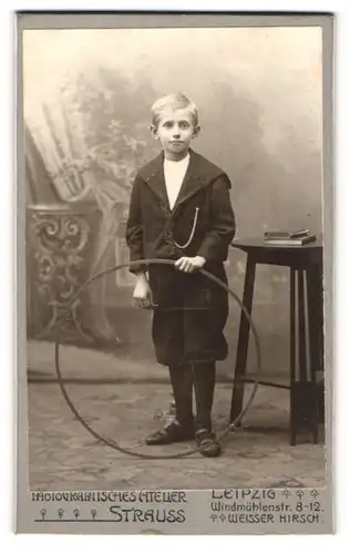 Fotografie Atelier Strauss, Leipzig, Portrait kleiner Junge im Matrosenanzug mit Reifen
