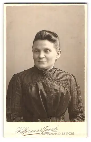 Fotografie Hoffmann & Jursch, Leipzig, Portrait bürgerliche Dame mit Kragenbrosche