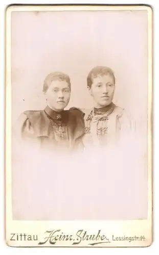 Fotografie Heinr. Strube, Zittau i / S., Portrait zwei junge Damen in hübschen Kleidern