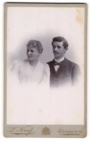 Fotografie L. Kny, Ebersbach i / S., Portrait bürgerliches Paar in hübscher Kleidung