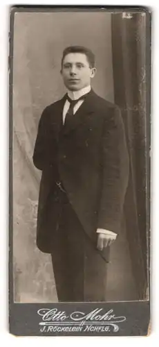 Fotografie Otto Mohr, Ort unbekannt, Portrait junger Mann im Anzug mit Krawatte
