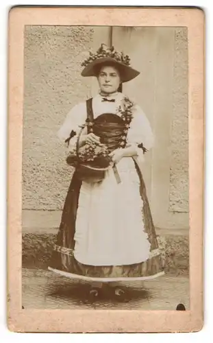 Fotografie Weinkönigin in Tracht mit Hut und Blumenkorb