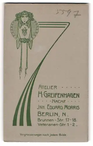Fotografie H. Greifenhagen, Berlin, Frauenporträt geschmückt mit Blumenkranz
