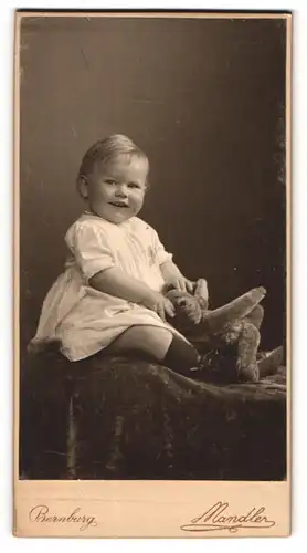 Fotografie R. Mandler, Bernburg, glückliches Baby mit Teddy - Teddybär