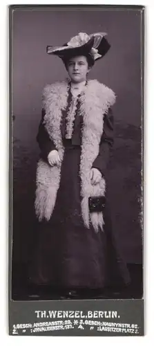 Fotografie Th. Wenzel, Berlin, Portrait junge Frau mit modischem Hut und Pelzstola