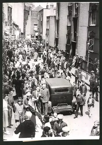 Fotografie Ansicht London-Stepney, Barrikadenkämpfe 27. Juni 1939 in der Landgale Street, Mieterstreik, Hausbesetzung