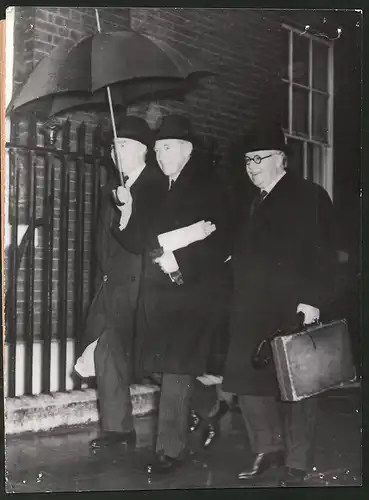 Fotografie Ansicht London, Britiische Minister Hore-Belisha, Chatfield und Kingsley-Wood auf dem Weg zur Downing Str. 10