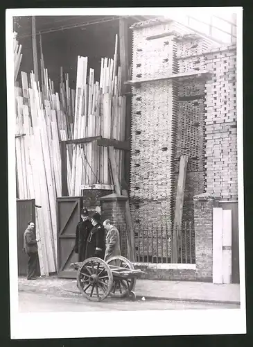 Fotografie Ansicht London, Polizei vor Holzhandlung Putney nach Bombenanschlag am 9.2.1939 in der Harrow Road