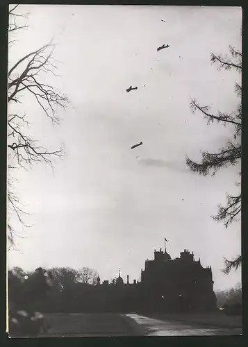 Fotografie Ansicht Norfolk, Englische Bomber über Schloss Sandringham