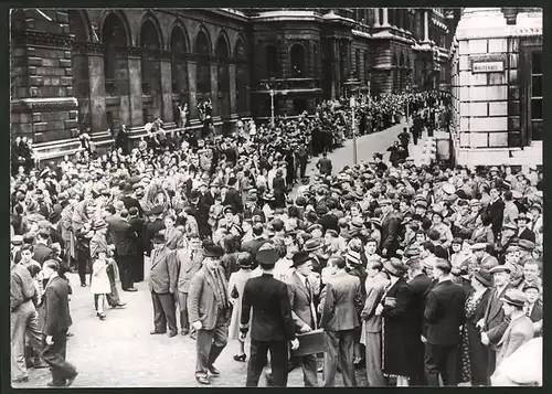 Fotografie Ansicht London, Menschenmenge in der Downing Street 10 im August 1939